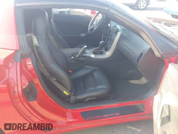 2006 Chevrolet Corvette z VIN 1G1YY25U465131214, wystawiony jako IAAI lot #43107832 z przebiegiem 55 083 mil mil oraz . Historia ofert i sprzedaży dostępna na DreamBid. Obrazek 5.