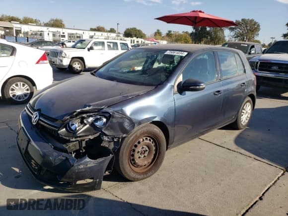 ✅ 2013 Volkswagen Golf • VIN: WVWDB7AJ6DW141752 • Лот: 75061034. Опубликован ранее на Copart с пробегом 90 216 миль. Бесплатный доступ к архиву аукционных продаж из США и подробный отчёт об истории автомобиля на DreamBid. Изображение 1.