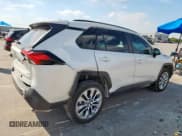 ✅ 2022 Toyota RAV4 XLE Premium • VIN: 2T3A1RFV3NW274806 • Лот: 80762695. Опубликован ранее на Copart с пробегом 48 084 миль. Бесплатный доступ к архиву аукционных продаж из США и подробный отчёт об истории автомобиля на DreamBid. Изображение 3.
