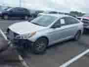 2016 Hyundai Sonata 2.4L z VIN 5NPE24AF1GH409129, wystawiony jako IAAI lot #42497240 z przebiegiem 228 574 mil mil oraz . Historia ofert i sprzedaży dostępna na DreamBid. Obrazek 2.