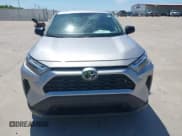 ✅ 2023 Toyota RAV4 LE • VIN: 2T3H1RFV4PC236424 • Lot: 42248687. Wystawiony na IAAI z przebiegiem 24 311 mil. Bezpłatny archiwum sprzedaży aukcyjnych z USA i szczegółowy raport historii pojazdu na DreamBid. Zdjęcie 12.