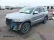 2018 Jeep Grand Cherokee Sterling z VIN 1C4RJFBG3JC138410, wystawiony jako IAAI lot #43242404 z przebiegiem 119 655 mil mil oraz . Historia ofert i sprzedaży dostępna na DreamBid. Obrazek 18.