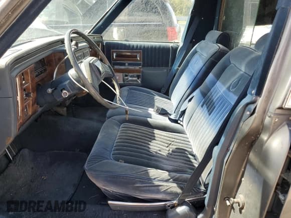 ✅ 1988 Cadillac Brougham • VIN: 1G6DW51Y2J9714052 • Lot: 77274064. Wystawiony na Copart z przebiegiem 69 106 mil. Bezpłatny archiwum sprzedaży aukcyjnych z USA i szczegółowy raport historii pojazdu na DreamBid. Zdjęcie 7.