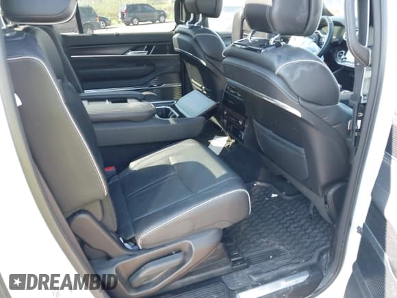 ✅ 2024 Jeep Grand Wagoneer Series II • VIN: 1C4SJSFP8RS186202 • Lot: 43154418. Wystawiony na IAAI z przebiegiem Nie podano. Bezpłatny archiwum sprzedaży aukcyjnych z USA i szczegółowy raport historii pojazdu na DreamBid. Zdjęcie 8.