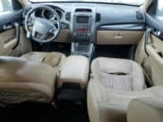 ✅ 2013 Kia Sorento EX • VIN: 5XYKU4A68DG409502 • Лот: 86248525. Опубликован ранее на Copart с пробегом 212 960 миль. Бесплатный доступ к архиву аукционных продаж из США и подробный отчёт об истории автомобиля на DreamBid. Изображение 8.