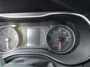 ✅ 2020 Jeep Cherokee Latitude • VIN: 1C4PJLCB2LD595604 • Lot: 42922772. Wystawiony na IAAI z przebiegiem Nie podano. Bezpłatny archiwum sprzedaży aukcyjnych z USA i szczegółowy raport historii pojazdu na DreamBid. Zdjęcie 7.