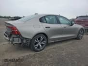 ✅ 2019 Volvo S60 R-Design • VIN: 7JRA22TM3KG013183 • Лот: 84262005. Опубликован ранее на Copart с пробегом 60 583 миль. Бесплатный доступ к архиву аукционных продаж из США и подробный отчёт об истории автомобиля на DreamBid. Изображение 3.