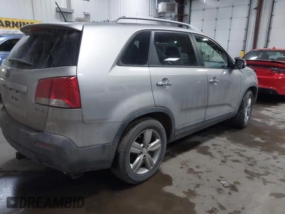 ✅ 2013 Kia Sorento EX • VIN: 5XYKUDA26DG364220 • Lot: 41865638. Listed on IAAI with 135,036 mi. Free auction sales archive from the USA and detailed vehicle history report at DreamBid. Image 4.