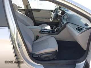 2015 Hyundai Sonata SE z VIN 5NPE24AF7FH166697, wystawiony jako IAAI lot #43409874 z przebiegiem 173 277 mil mil oraz . Historia ofert i sprzedaży dostępna na DreamBid. Obrazek 5.