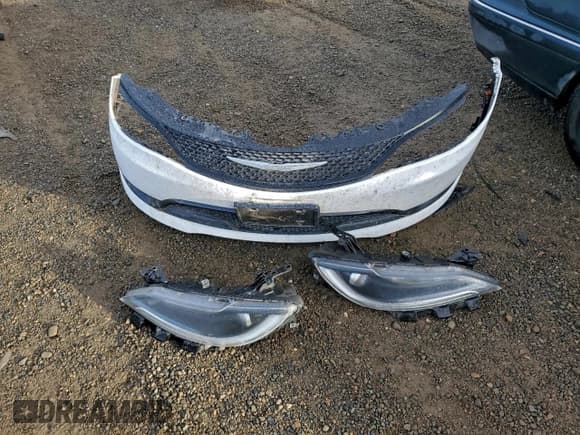 ✅ 2015 Chrysler 200 S • VIN: 1C3CCCBB8FN670285 • Lot: 96336605. Listed on Copart with 195,355 mi. Free auction sales archive from the USA and detailed vehicle history report at DreamBid. Image 12.