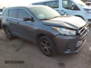 ✅ 2018 Toyota Highlander LE Plus • VIN: 5TDZZRFH1JS254295 • Lot: 43763432. Wystawiony na IAAI z przebiegiem 90 210 mil. Bezpłatny archiwum sprzedaży aukcyjnych z USA i szczegółowy raport historii pojazdu na DreamBid. Zdjęcie 1.