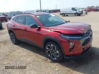 ✅ 2024 Chevrolet Trax 2RS • VIN: KL77LJE23RC220182 • Лот: 42741218. Опубликован ранее на IAAI с пробегом 25 857 миль. Бесплатный доступ к архиву аукционных продаж из США и подробный отчёт об истории автомобиля на DreamBid. Изображение 1.