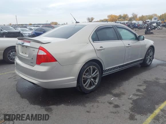 ✅ 2010 Ford Fusion SEL • VIN: 3FAHP0JG9AR187899 • Lot: 43537782. Wystawiony na IAAI z przebiegiem 236 575 mil. Bezpłatny archiwum sprzedaży aukcyjnych z USA i szczegółowy raport historii pojazdu na DreamBid. Zdjęcie 4.