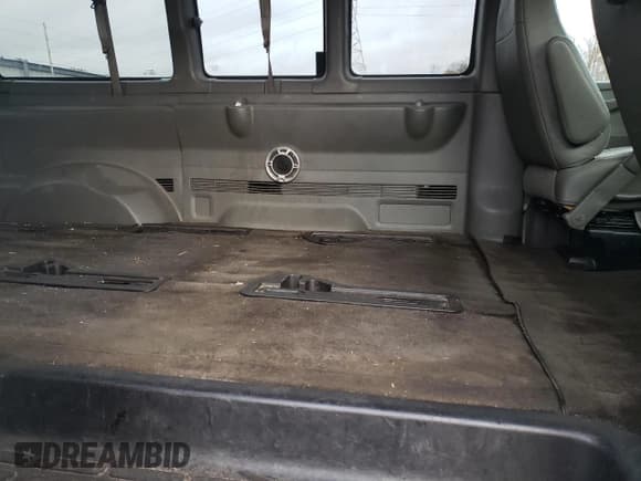 ✅ 2012 Chevrolet Express Passenger 1LT • VIN: 1GAZGYFG3C1118315 • Lot: 80870104. Wystawiony na Copart z przebiegiem 122 178 mil. Bezpłatny archiwum sprzedaży aukcyjnych z USA i szczegółowy raport historii pojazdu na DreamBid. Zdjęcie 11.