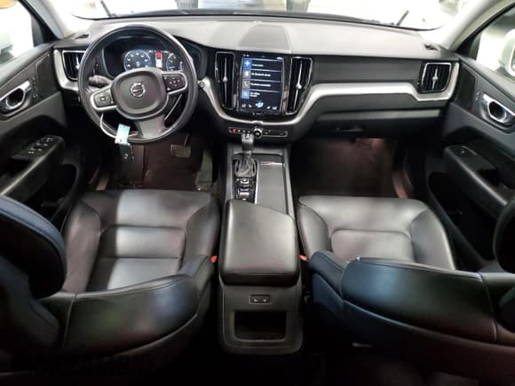 ✅ 2019 Volvo XC60 Momentum • VIN: LYVA22RK4KB188445 • Lot: 60859585. Wystawiony na Copart z przebiegiem 150 208 mil. Bezpłatny archiwum sprzedaży aukcyjnych z USA i szczegółowy raport historii pojazdu na DreamBid. Zdjęcie 8.