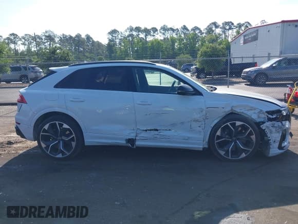 ✅ 2022 Audi RS Q8 • VIN: WU1ARBF18ND025883 • Lot: 42308476. Wystawiony na IAAI z przebiegiem 41 554 mil. Bezpłatny archiwum sprzedaży aukcyjnych z USA i szczegółowy raport historii pojazdu na DreamBid. Zdjęcie 13.