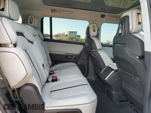 ✅ 2023 Rivian R1S Adventure • VIN: 7PDSGABA0PN022442 • Lot: 72570564. Wystawiony na Copart z przebiegiem 8 648 mil. Bezpłatny archiwum sprzedaży aukcyjnych z USA i szczegółowy raport historii pojazdu na DreamBid. Zdjęcie 11.