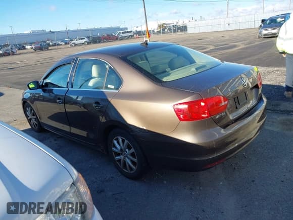 ✅ 2013 Volkswagen Jetta SE • VIN: 3VWDP7AJ2DM431310 • Lot: 43786359. Wystawiony na IAAI z przebiegiem 229 182 mil. Bezpłatny archiwum sprzedaży aukcyjnych z USA i szczegółowy raport historii pojazdu na DreamBid. Zdjęcie 3.