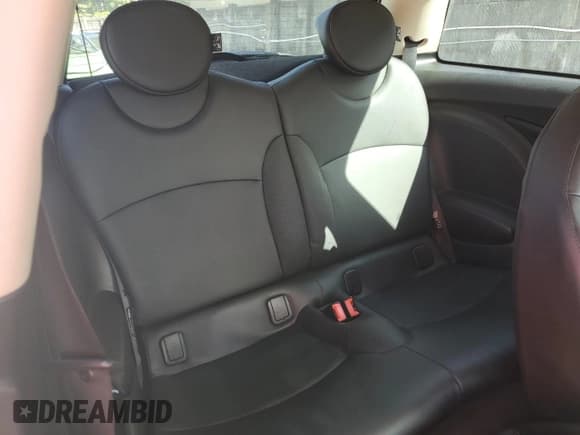 ✅ 2011 MINI Hardtop S • VIN: WMWSV3C58BTY11594 • Lot: 82583025. Listed on Copart with 98,138 mi. Free auction sales archive from the USA and detailed vehicle history report at DreamBid. Image 10.