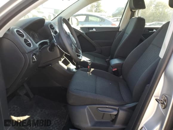 ✅ 2011 Volkswagen Tiguan S • VIN: WVGBV7AX2BW543263 • Лот: 82472035. Опубликован ранее на Copart с пробегом Не указан. Бесплатный доступ к архиву аукционных продаж из США и подробный отчёт об истории автомобиля на DreamBid. Изображение 7.