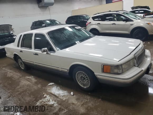 ✅ 1994 Lincoln Town Car Signature • VIN: 1LNLM82W9RY687636 • Lot: 43805135. Wystawiony na Copart z przebiegiem Nie podano. Bezpłatny archiwum sprzedaży aukcyjnych z USA i szczegółowy raport historii pojazdu na DreamBid. Zdjęcie 4.