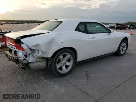 2014 Dodge Challenger SXT z VIN 2C3CDYAG0EH101106, wystawiony jako Copart lot #72629304 z przebiegiem 108 449 mil mil oraz Szkoda całkowita • Salvage title. Historia ofert i sprzedaży dostępna na DreamBid. Obrazek 3.