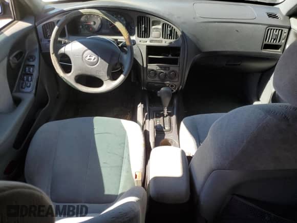 2004 Hyundai Elantra GLS z VIN KMHDN46D44U795391, wystawiony jako Copart lot #75137154 z przebiegiem 154 011 mil mil oraz Szkoda całkowita • Salvage title. Historia ofert i sprzedaży dostępna na DreamBid. Obrazek 8.