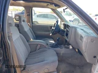 ✅ 1997 Chevrolet Blazer LT • VIN: 1GNCS13W4V2200380 • Lot: 43312959. Wystawiony na IAAI z przebiegiem 165 526 mil. Bezpłatny archiwum sprzedaży aukcyjnych z USA i szczegółowy raport historii pojazdu na DreamBid. Zdjęcie 5.