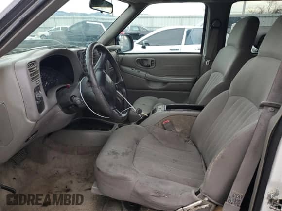 2004 Chevrolet Blazer LS z VIN 1GNDT13X74K164452, wystawiony jako Copart lot #85575704 z przebiegiem 195 214 mil mil oraz Szkoda całkowita • Salvage title. Historia ofert i sprzedaży dostępna na DreamBid. Obrazek 7.