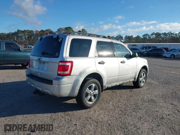 ✅ 2011 Ford Escape XLT • VIN: 1FMCU0D79BKA61794 • Lot: 43739276. Wystawiony na IAAI z przebiegiem 178 330 mil. Bezpłatny archiwum sprzedaży aukcyjnych z USA i szczegółowy raport historii pojazdu na DreamBid. Zdjęcie 4.