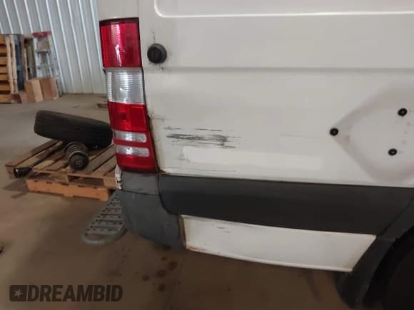 ✅ 2012 Mercedes-Benz Sprinter Cargo • VIN: WD3PE8CB9C5696273 • Lot: 43170880. Wystawiony na IAAI z przebiegiem Nie podano. Bezpłatny archiwum sprzedaży aukcyjnych z USA i szczegółowy raport historii pojazdu na DreamBid. Zdjęcie 6.