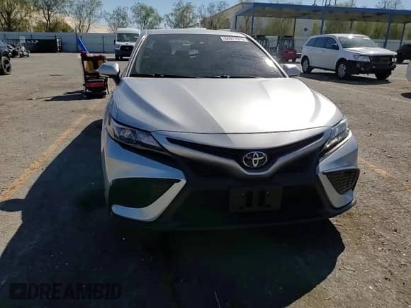 2022 Toyota Camry SE z VIN 4T1G11AK1NU680892, wystawiony jako Copart lot #84971915 z przebiegiem 50 045 mil mil oraz Szkoda całkowita • Salvage title. Historia ofert i sprzedaży dostępna na DreamBid. Obrazek 13.
