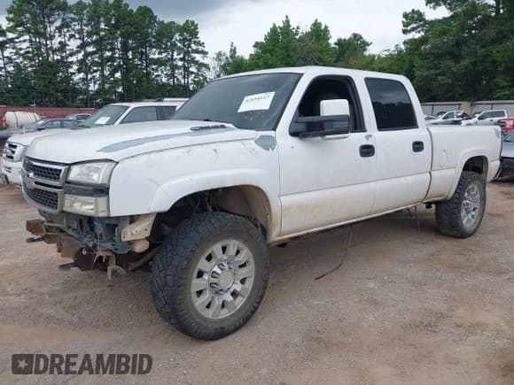 ✅ 2006 Chevrolet Silverado 2500HD LT3 • VIN: 1GCHK23D86F237137 • Lot: 42654117. Wystawiony na IAAI z przebiegiem Nie podano. Bezpłatny archiwum sprzedaży aukcyjnych z USA i szczegółowy raport historii pojazdu na DreamBid. Zdjęcie 2.