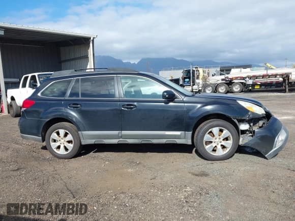 ✅ 2011 Subaru Outback Limited • VIN: 4S4BRDJC1B2370889 • Lot: 41490231. Listed on IAAI with Not provided. Free auction sales archive from the USA and detailed vehicle history report at DreamBid. Image 12.