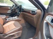 ✅ 2023 Ford Explorer King Ranch • VIN: 1FM5K8LC3PGA97812 • Lot: 42495831. Wystawiony na IAAI z przebiegiem 22 028 mil. Bezpłatny archiwum sprzedaży aukcyjnych z USA i szczegółowy raport historii pojazdu na DreamBid. Zdjęcie 5.