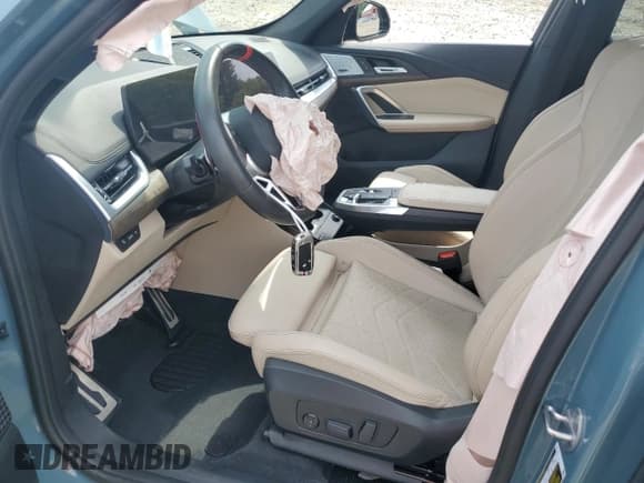 ✅ 2024 BMW X1 • VIN: WBX13EF0XR5Z97754 • Lot: 64200945. Wystawiony na Copart z przebiegiem 28 918 mil. Bezpłatny archiwum sprzedaży aukcyjnych z USA i szczegółowy raport historii pojazdu na DreamBid. Zdjęcie 7.