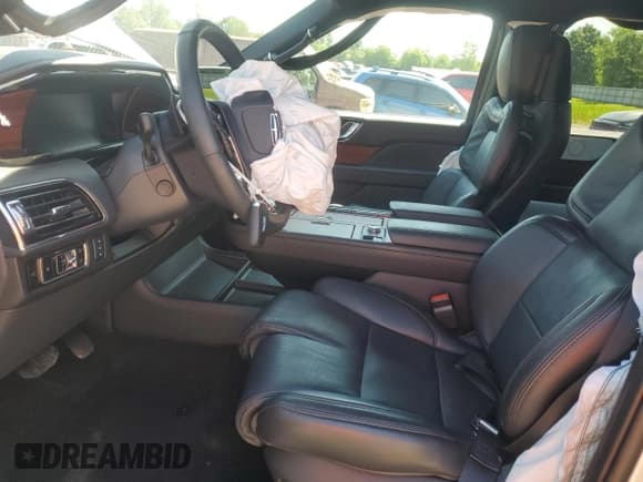 ✅ 2024 Lincoln Navigator Reserve • VIN: 5LMJJ3LGXREL15604 • Lot: 62642545. Listed on Copart with 8,127 mi. Free auction sales archive from the USA and detailed vehicle history report at DreamBid. Image 7.