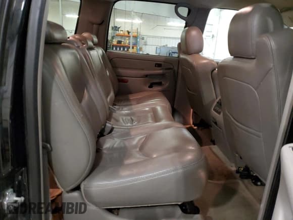 ✅ 2004 Chevrolet Suburban LT • VIN: 3GNFK16T44G281658 • Лот: 52580235. Опубликован ранее на Copart с пробегом 248 421 миль. Бесплатный доступ к архиву аукционных продаж из США и подробный отчёт об истории автомобиля на DreamBid. Изображение 11.