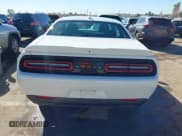 ✅ 2021 Dodge Challenger R/T • VIN: 2C3CDZBT0MH651440 • Lot: 43581247. Wystawiony na IAAI z przebiegiem 18 078 mil. Bezpłatny archiwum sprzedaży aukcyjnych z USA i szczegółowy raport historii pojazdu na DreamBid. Zdjęcie 17.