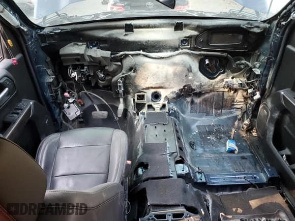 ✅ 2019 Chevrolet Silverado 1500 RST • VIN: 3GCUYEED8KG135485 • Lot: 75552364. Wystawiony na Copart z przebiegiem Nie podano. Bezpłatny archiwum sprzedaży aukcyjnych z USA i szczegółowy raport historii pojazdu na DreamBid. Zdjęcie 8.