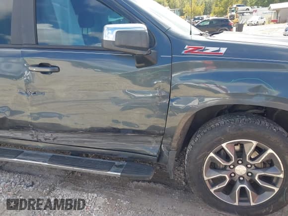 ✅ 2019 Chevrolet Silverado 1500 LT • VIN: 3GCUYDED5KG292241 • Lot: 43396399. Wystawiony na IAAI z przebiegiem 121 506 mil. Bezpłatny archiwum sprzedaży aukcyjnych z USA i szczegółowy raport historii pojazdu na DreamBid. Zdjęcie 17.