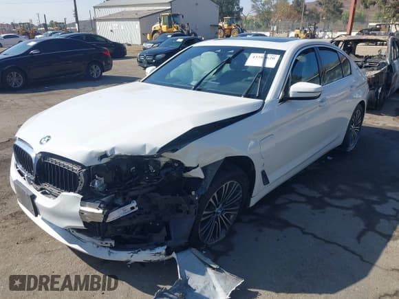 ✅ 2019 BMW 5 Series 530e • VIN: WBAJA9C58KB253858 • Lot: 43585620. Wystawiony na IAAI z przebiegiem 127 277 mil. Bezpłatny archiwum sprzedaży aukcyjnych z USA i szczegółowy raport historii pojazdu na DreamBid. Zdjęcie 2.