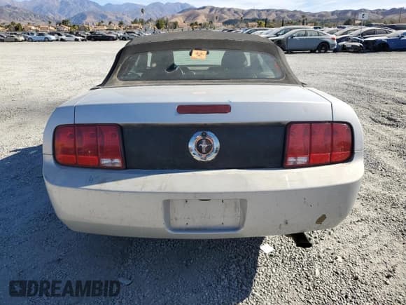 ✅ 2007 Ford Mustang Deluxe • VIN: 1ZVHT84N975342491 • Lot: 42457335. Listed on Copart with 130,655 mi. Free auction sales archive from the USA and detailed vehicle history report at DreamBid. Image 6.