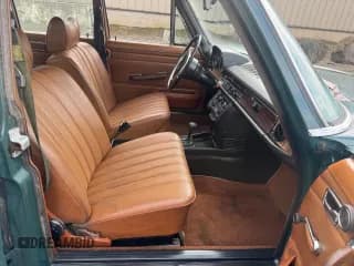 ✅ 1972 Mercedes-Benz 250 • VIN: 11401112012408 • Lot: 79318634. Wystawiony na Copart z przebiegiem 28 458 mil. Bezpłatny archiwum sprzedaży aukcyjnych z USA i szczegółowy raport historii pojazdu na DreamBid. Zdjęcie 5.
