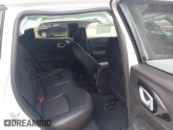 2025 Jeep Compass Latitude z VIN 3C4NJDBN0ST586904, wystawiony jako IAAI lot #42896513 z przebiegiem 4 100 mil mil oraz . Historia ofert i sprzedaży dostępna na DreamBid. Obrazek 8.