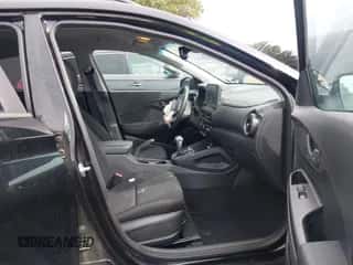 2023 Hyundai Kona SEL z VIN KM8K6CAB4PU932659, wystawiony jako IAAI lot #43267186 z przebiegiem 82 586 mil mil oraz . Historia ofert i sprzedaży dostępna na DreamBid. Obrazek 5.