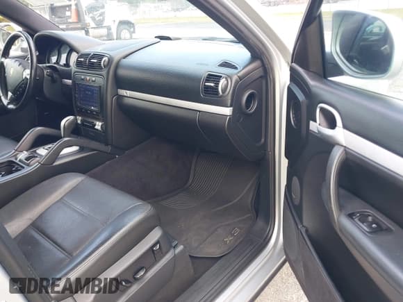 ✅ 2010 Porsche Cayenne • VIN: WP1AA2APXALA04791 • Lot: 42209029. Wystawiony na IAAI z przebiegiem 148 202 mil. Bezpłatny archiwum sprzedaży aukcyjnych z USA i szczegółowy raport historii pojazdu na DreamBid. Zdjęcie 5.