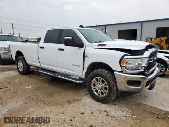 ✅ 2023 Ram 2500 Big Horn • VIN: 3C6UR5JL3PG576451 • Lot: 55905055. Wystawiony na Copart z przebiegiem 43 053 mil. Bezpłatny archiwum sprzedaży aukcyjnych z USA i szczegółowy raport historii pojazdu na DreamBid. Zdjęcie 4.