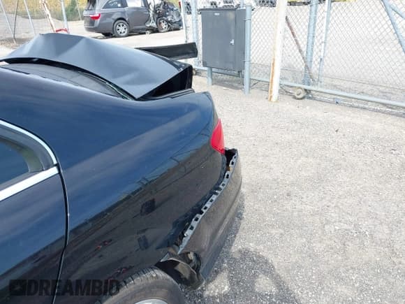 ✅ 2013 Mercedes-Benz C 300 Sport • VIN: WDDGF8AB5DR282431 • Lot: 43166289. Wystawiony na IAAI z przebiegiem 143 327 mil. Bezpłatny archiwum sprzedaży aukcyjnych z USA i szczegółowy raport historii pojazdu na DreamBid. Zdjęcie 6.