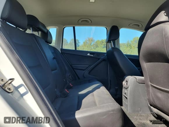 ✅ 2017 Volkswagen Tiguan S • VIN: WVGAV7AX8HK024164 • Lot: 82428075. Listed on Copart with 74,643 mi. Free auction sales archive from the USA and detailed vehicle history report at DreamBid. Image 11.